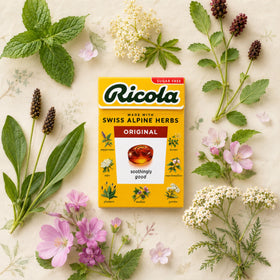 Détail des bonbons aux herbes Ricola dans un bol
