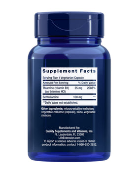 Détail des capsules Benfotiamine 100 mg avec l'étiquette visible