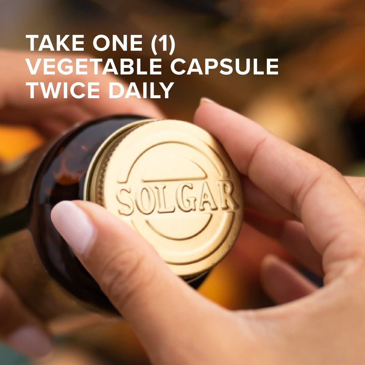 Détail des capsules de L-Theanine Solgar sur fond blanc