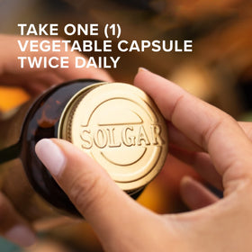 Détail des capsules de L-Theanine Solgar sur fond blanc