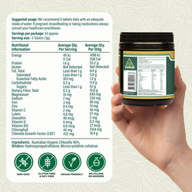 Détail des comprimés de Chlorella Biogenesis sur une surface blanche