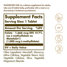 Détail des comprimés Solgar Folate 1000 mcg sur une surface blanche