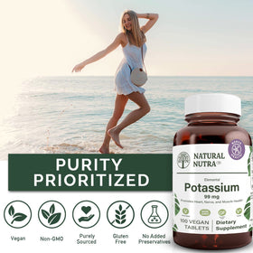 Détail des gélules de potassium Natural Nutra dans la main