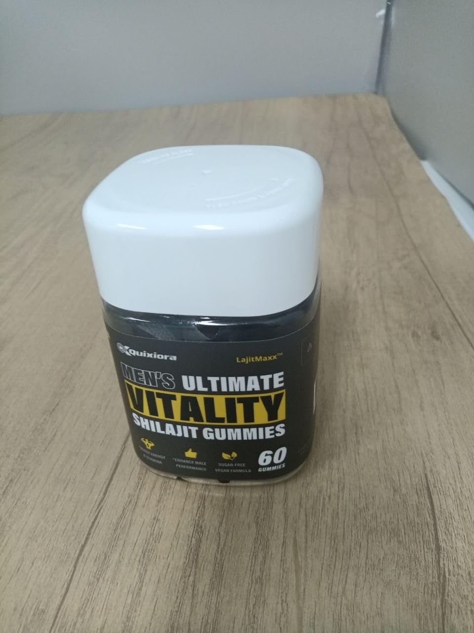 Détail des Gummies Shilajit Quixiora avec l'étiquette visible