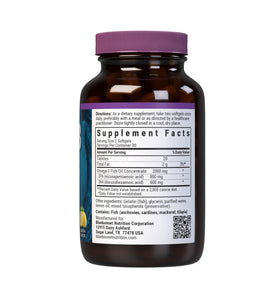 Détail des softgels Omega-3 BlueBonnet sur une surface blanche