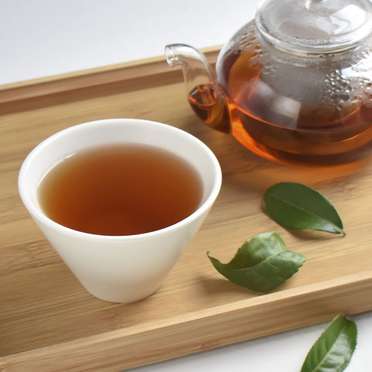 Détails du thé Hojicha bio, feuilles de thé séchées en gros plan