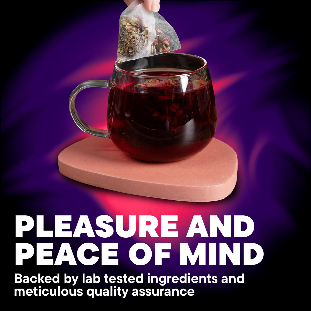 Deviant Blends Thé Aphrodisiaque pour Femmes ingrédients sur une table