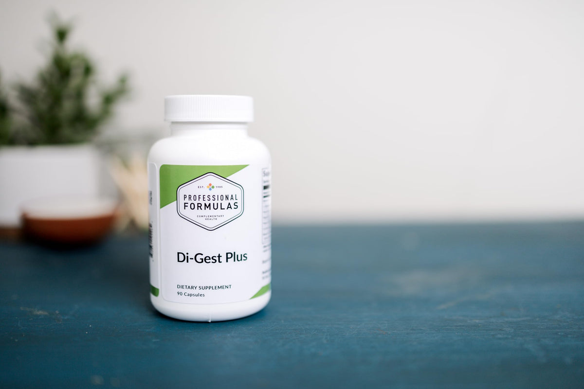 Di-Gest Plus capsules sur fond blanc
