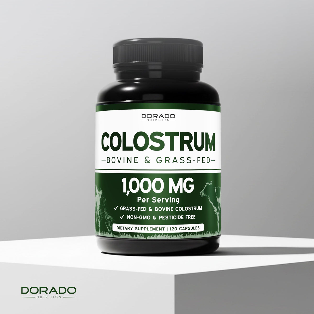 DORADO NUTRITION Colostrum capsules à côté d'un verre d'eau