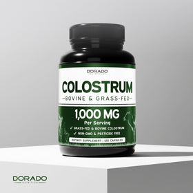 DORADO NUTRITION Colostrum capsules à côté d'un verre d'eau