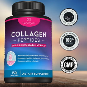 Doses de capsules de collagène Sunergetic à côté d'un verre d'eau