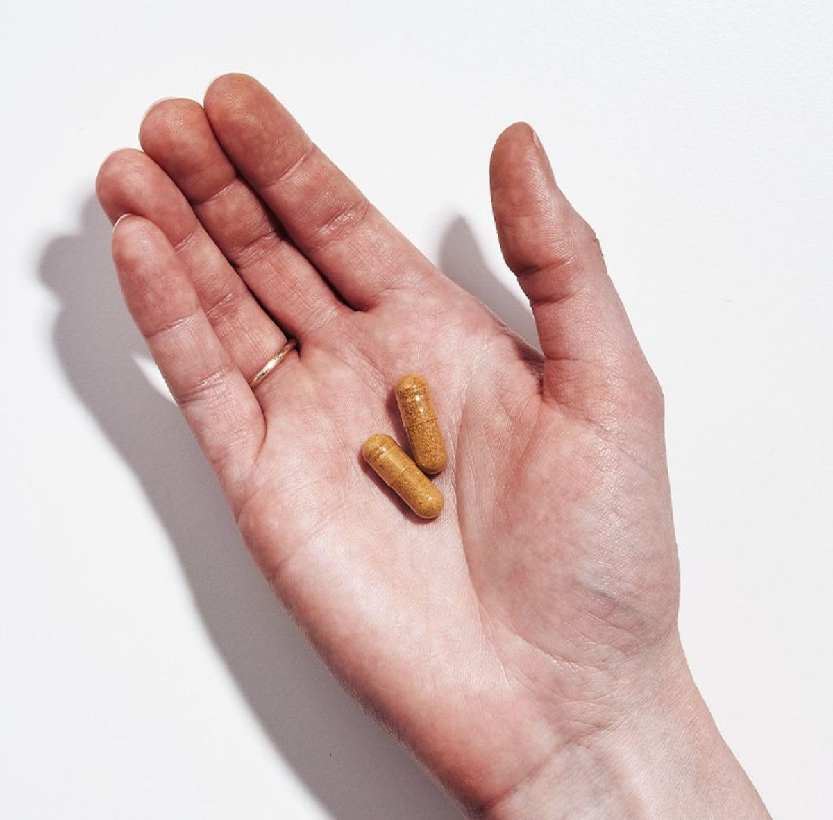 doTERRA Deep Blue Polyphenol Complex capsules végétariennes sur une table