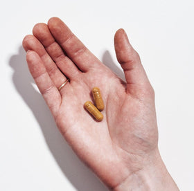doTERRA Deep Blue Polyphenol Complex capsules végétariennes sur une table