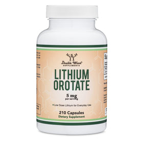 Double Wood Lithium Orotate 5mg, capsules sur une surface blanche