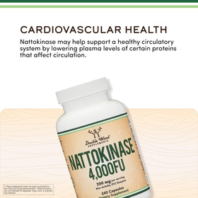 Double Wood Nattokinase capsules ouvertes sur une cuillère