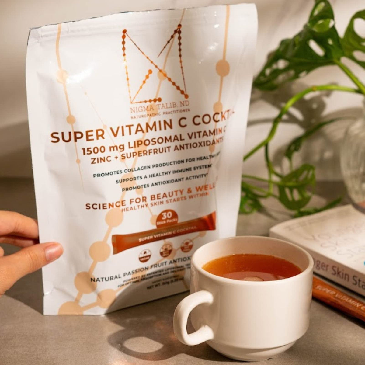 DR. NIGMA Cocktail Super Vitamine C mixed in a glass of water