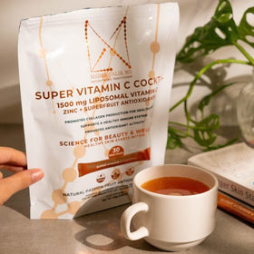 DR. NIGMA Cocktail Super Vitamine C mixed in a glass of water
