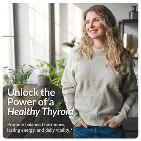 Dr. Olivia Naturals Thyroid Shield capsules dans une main