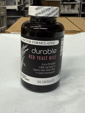 Durable Riz Rouge 1 600 mg avec CoQ10, prise de comprimés avec un verre d'eau