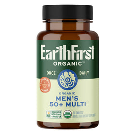 EarthFirst Organic Multivitamine 50+ bio sur un fond neutre