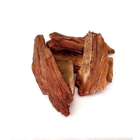 Écorce d'Arjuna entière à côté de tasses de thé