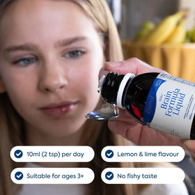 Efalex Omega 3 + 6 150ml versé dans une cuillère