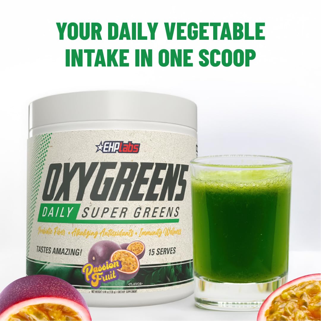 EHP Labs OxyGreens Poudre de Super Aliments 200g en mélange dans un verre