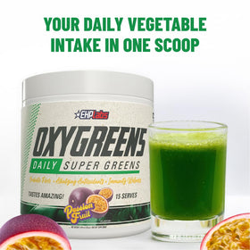 EHP Labs OxyGreens Poudre de Super Aliments 200g en mélange dans un verre