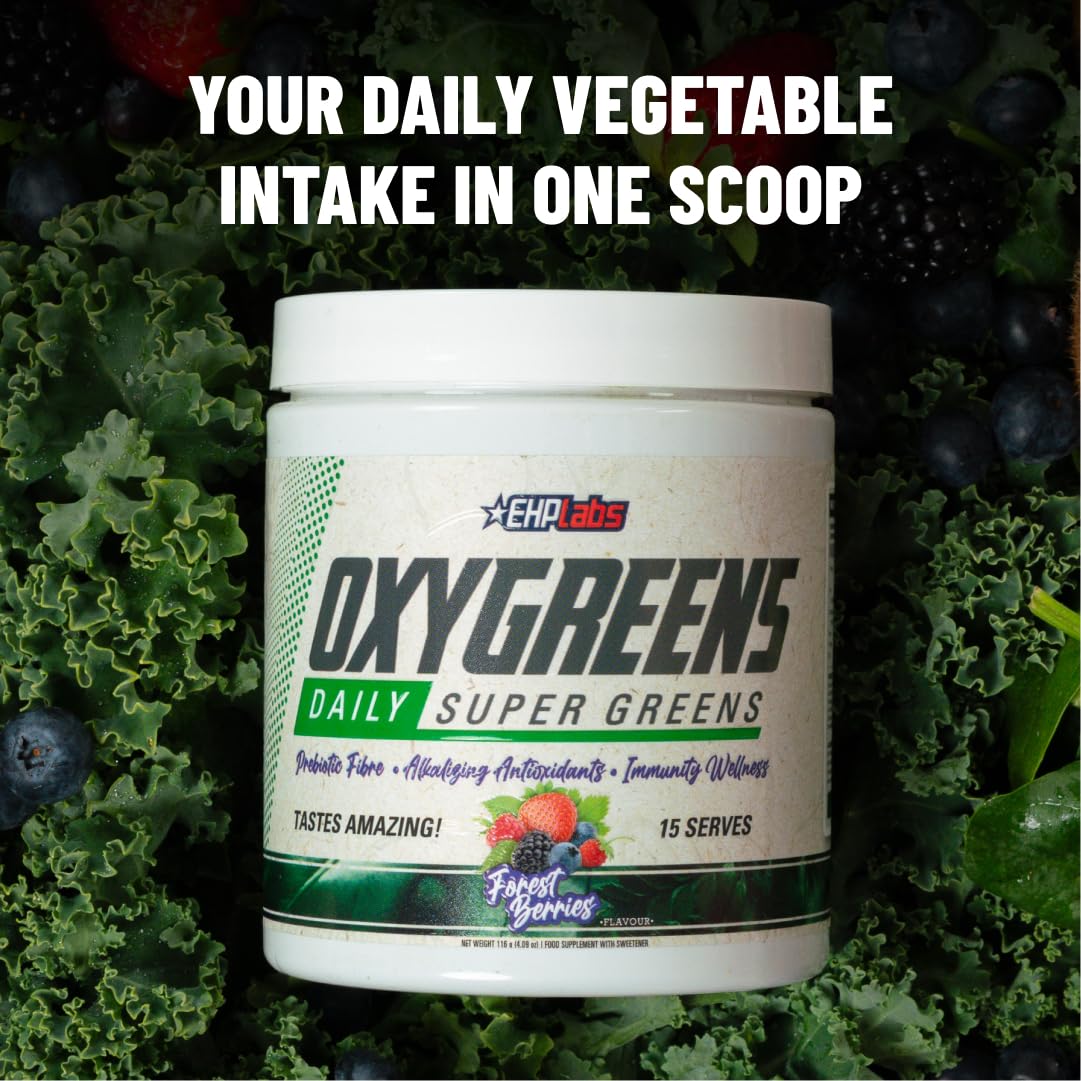 EHP Labs OxyGreens poudre de super aliments en mélange dans un smoothie