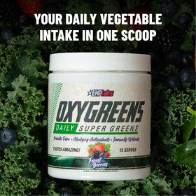 EHP Labs OxyGreens poudre de super aliments en mélange dans un smoothie