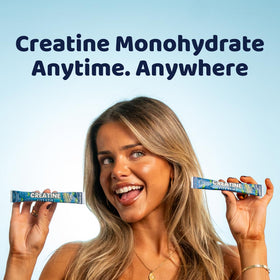 EHP Labs OxyShred créatine monohydrate en sachets sur un fond de gym