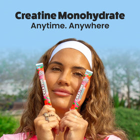 EHP Labs OxyShred Fizz Sticks créatine avec un sportif