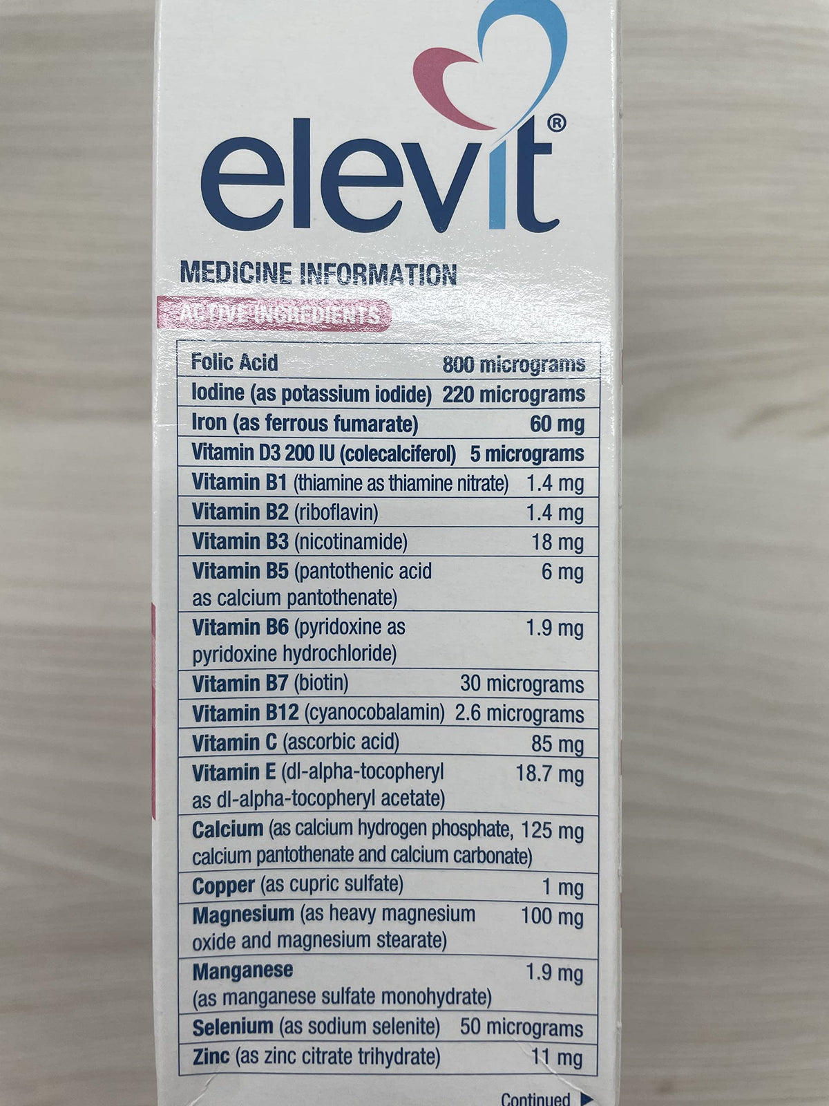 ELEVIT complément alimentaire iode 100 tablettes ouvertes à côté d'un verre d'eau