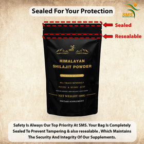 Emballage de la poudre de Shilajit Himalayen sur une surface en bois