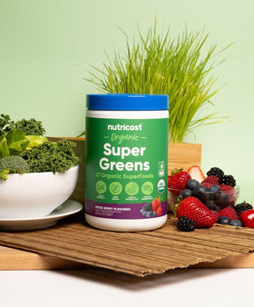 Emballage de la poudre de super greens bio Nutricost détaillant les ingrédients