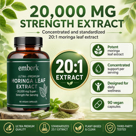 Emballage des capsules Moringa sur une table en bois
