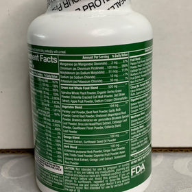 Emballage des multivitamines Whole Nature sur un fond naturel