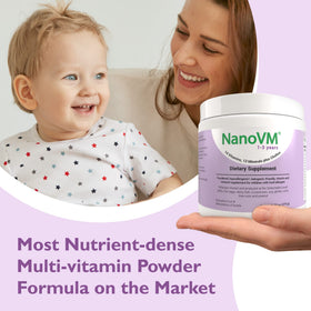 Enfant prenant des multivitamines NanoVM avec un verre d'eau