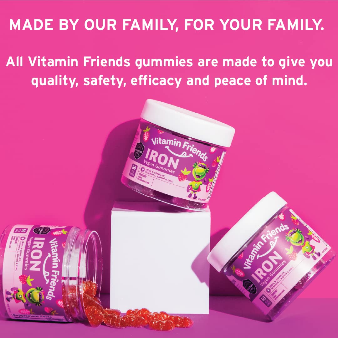 Enfants prenant des gommes Vitamin Friends avec plaisir