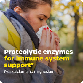 Enzymedica daily wellness Defense capsules à côté d'un verre d'eau
