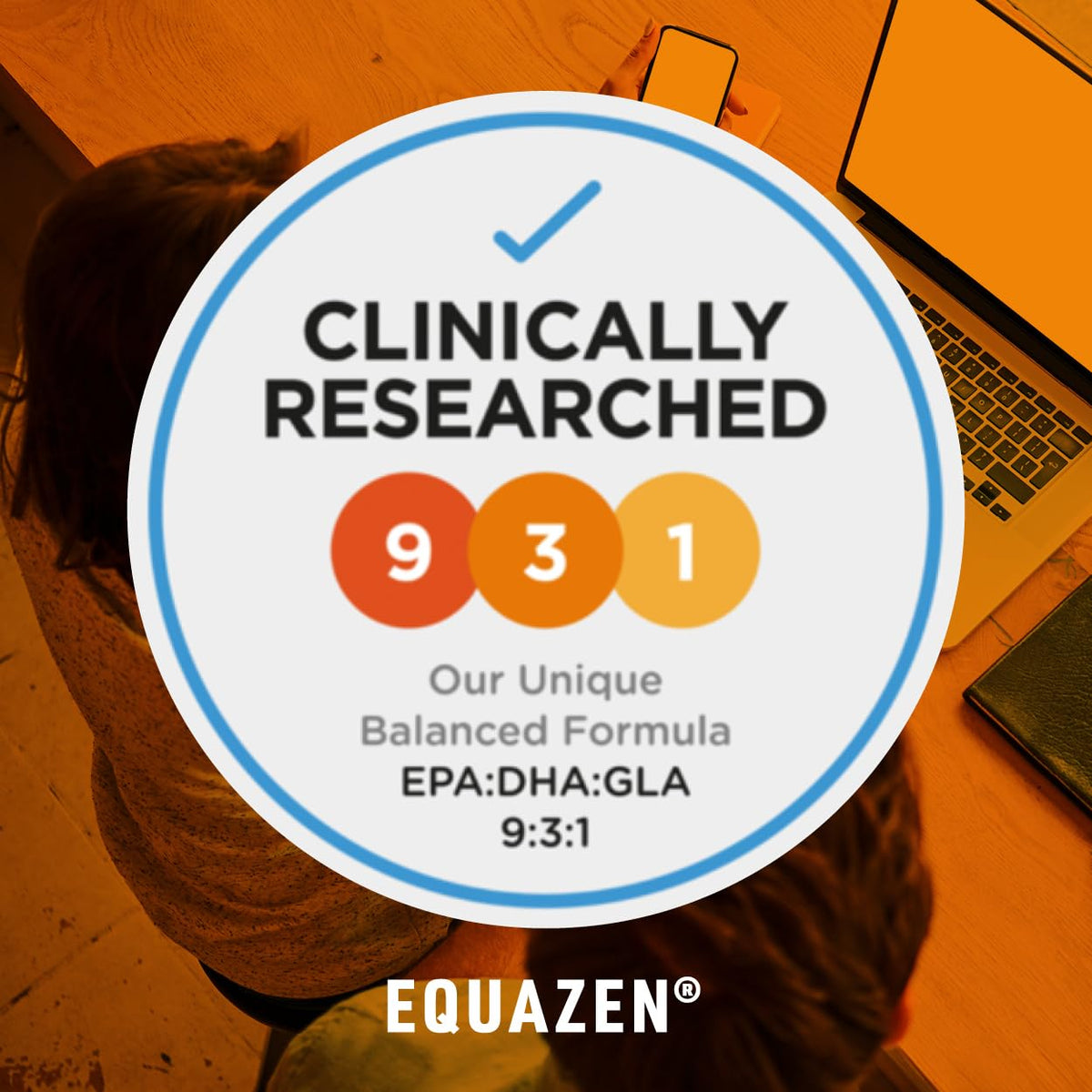 Equazen Capsules Omega 3 & 6 sur une table avec des éléments de santé