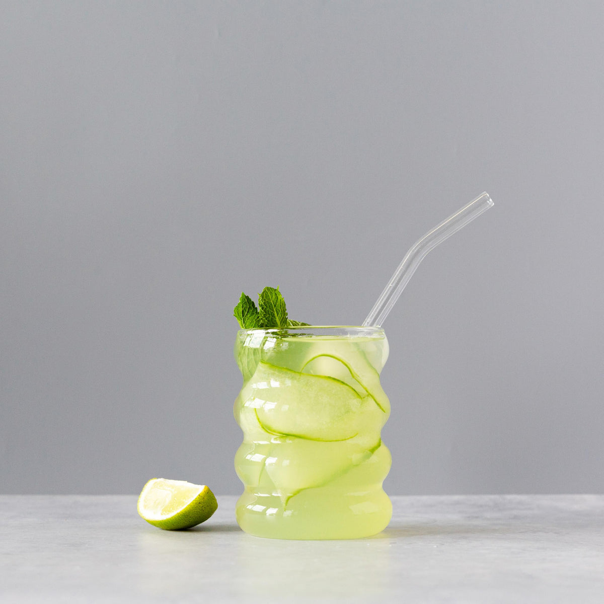 Erbology Jus d'Aloe Vera Bio avec un verre à côté