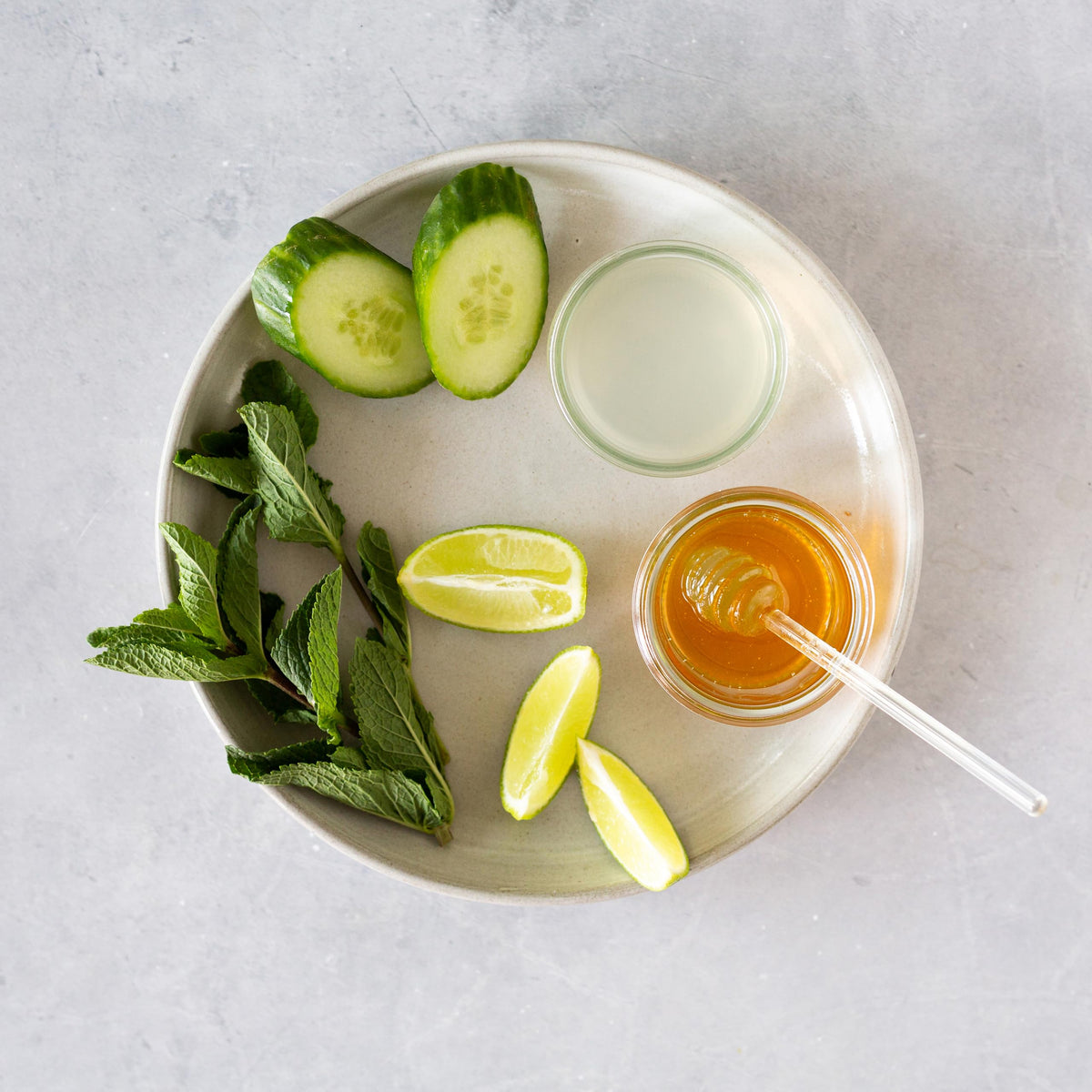 Erbology Jus d'Aloe Vera Bio en train d'être versé dans un verre