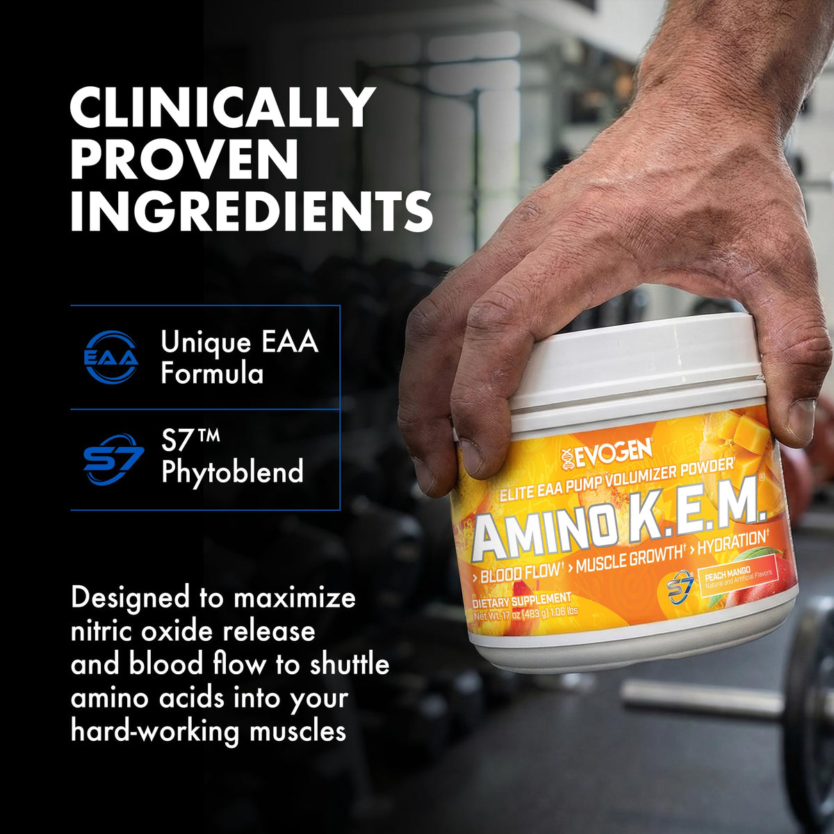 Evogen Amino K.E.M. Poudre BCAA EAA 599g Pêche Mangue à côté d'une bouteille d'eau