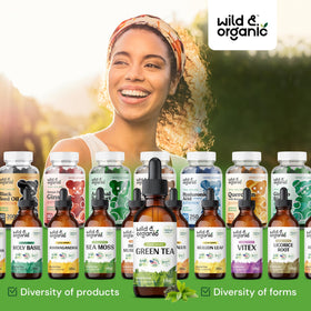 Extrait de thé vert Wild & Organic avec des feuilles de thé en arrière-plan