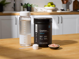 FACTOR FORM Poudre de Créatine Micronisée 349g sur table