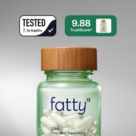 Fatty15 C15:0 sur une table avec des compléments alimentaires