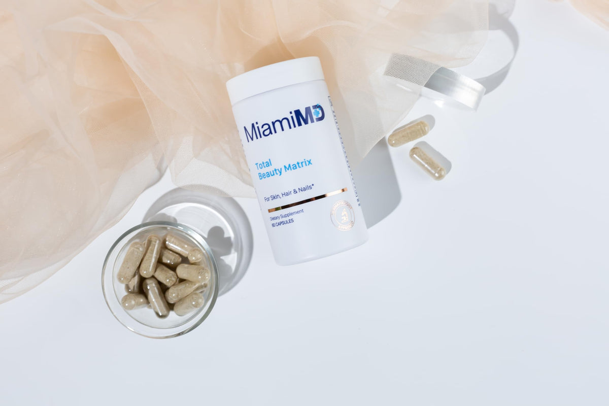 Femme prenant des capsules de collagène MiamiMD