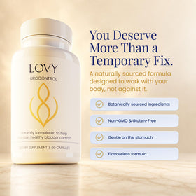 Femme utilisant les capsules Lovy UROCONTROL® dans un cadre quotidien