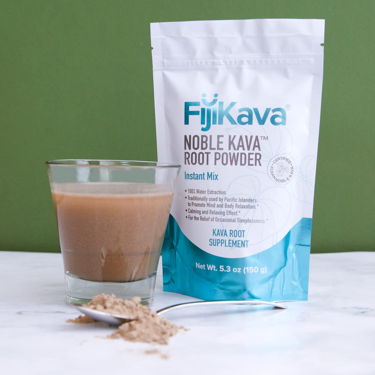 FijiKava Poudre de Kava Micronisée Instantanée 50g, préparation dans un verre